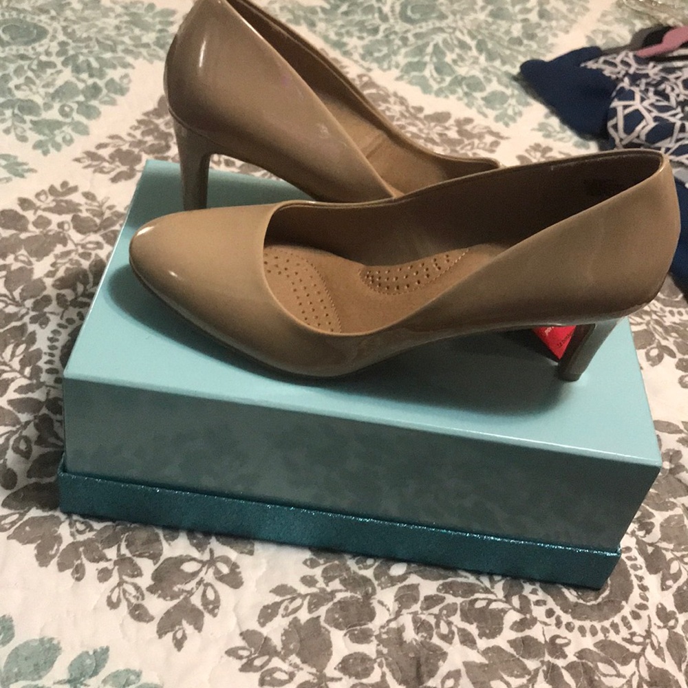 Comfort nude heels